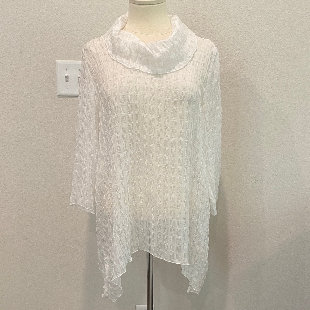 Lightweight White Textured Tunic Top with Ruffled Collar